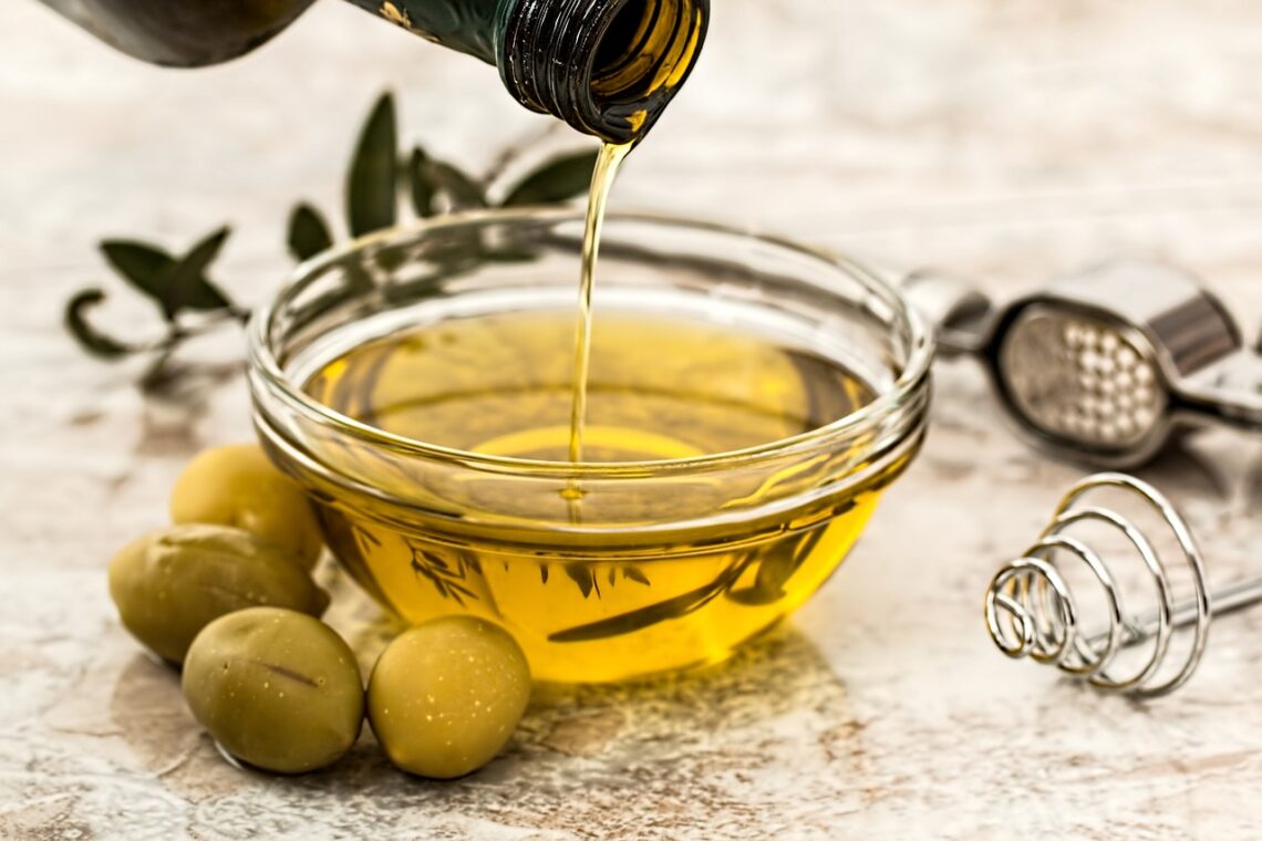 olive oil, olive oil, food-968657.jpg